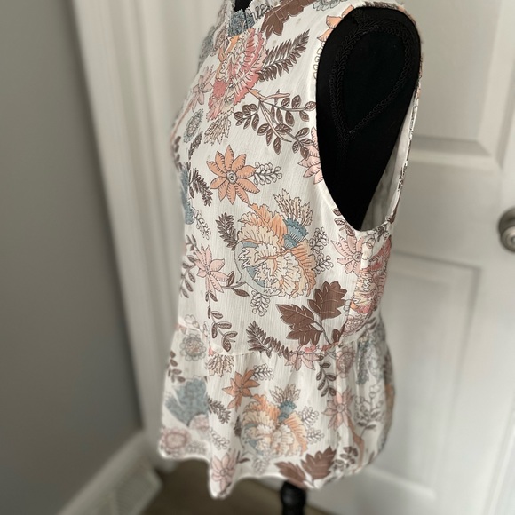 Gorgeous Loft top - Picture 2 of 7